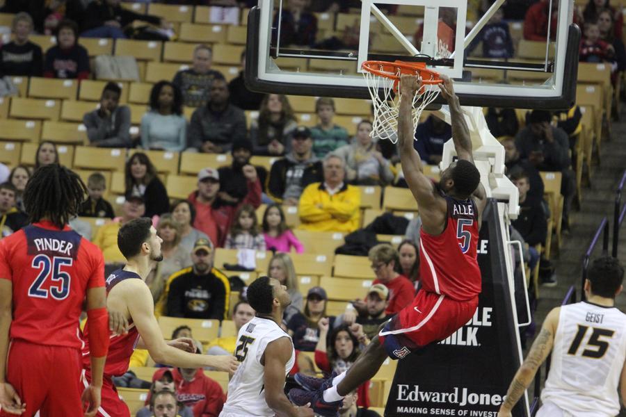Men's basketball drops its fourth loss
