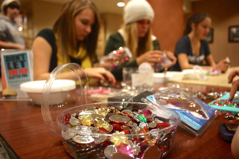 Students attend craft night sponsored by RHA