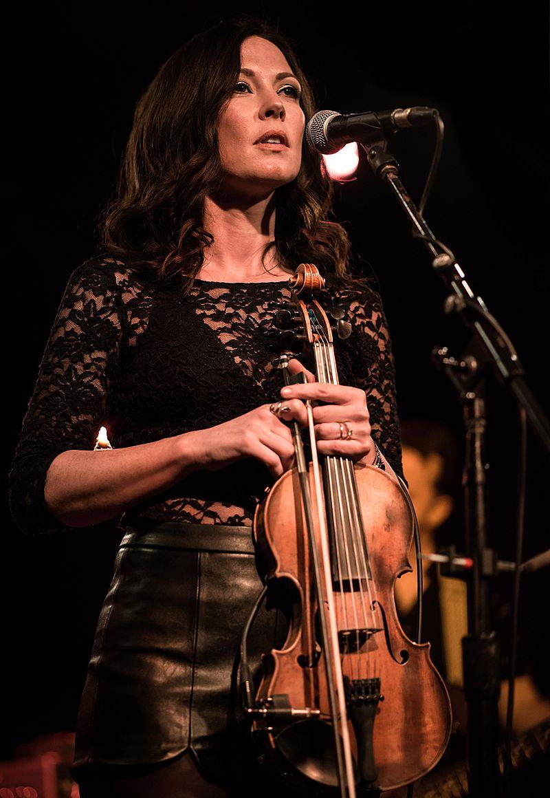 Roots N Blues artist Amanda Shires’ music offers new spin on traditional country sound