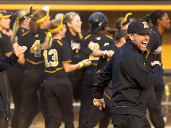 Thomas brilliant in extra-inning victory over Oklahoma