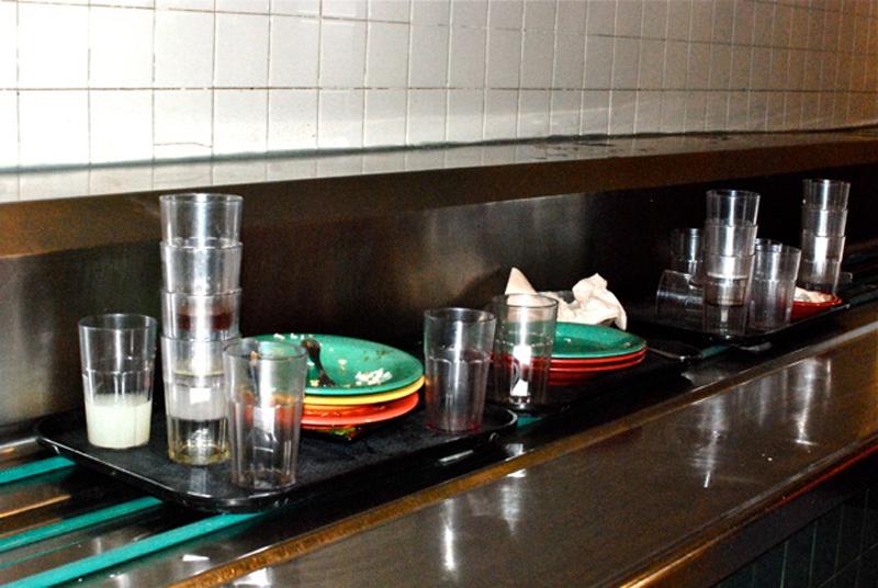 Elimination of trays decreases food waste in dining halls