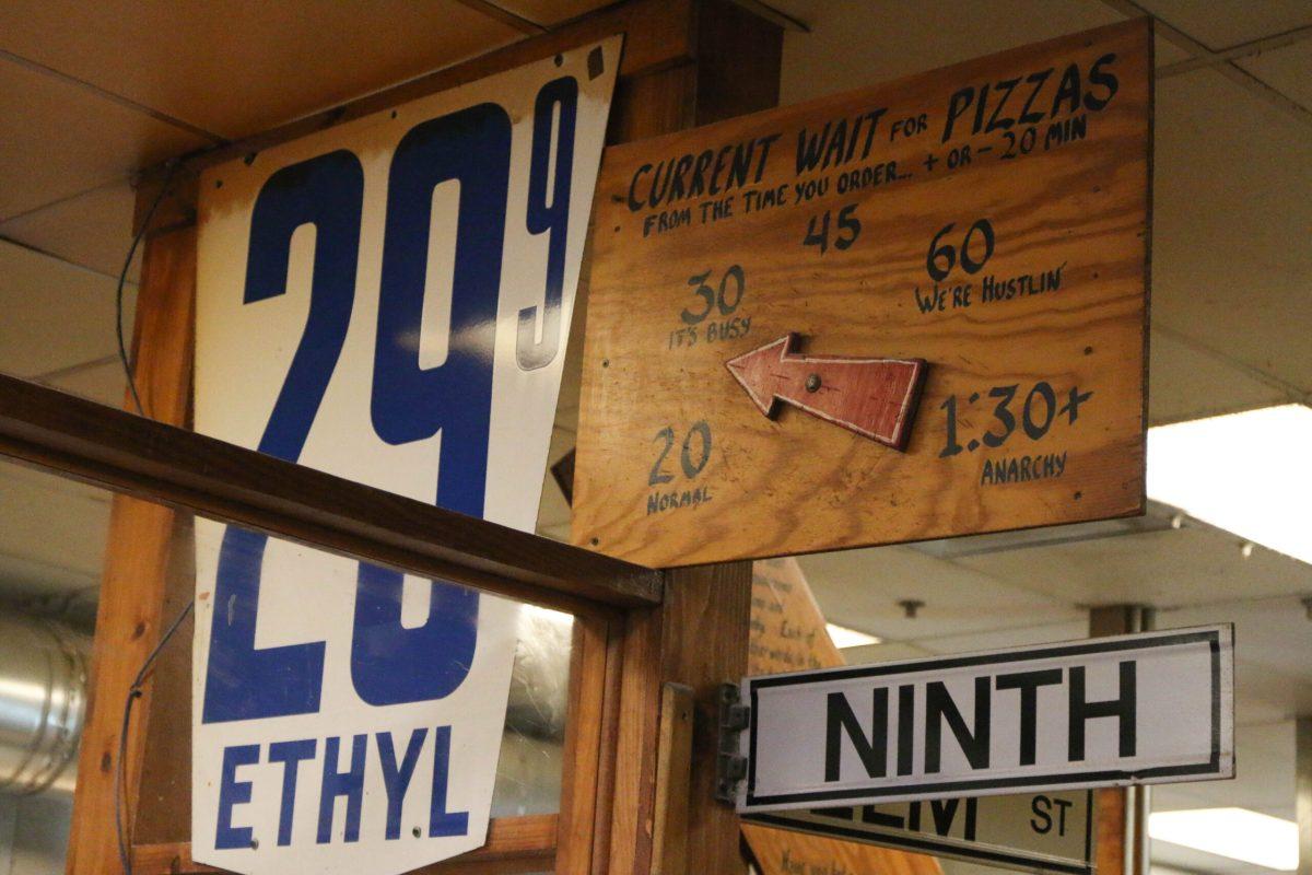 Sign showing a 30 minute wait for pizza.