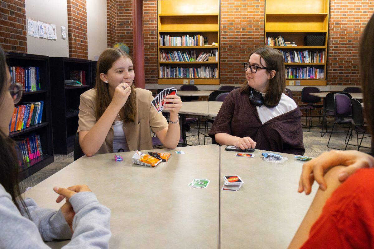 Two students playing uno.