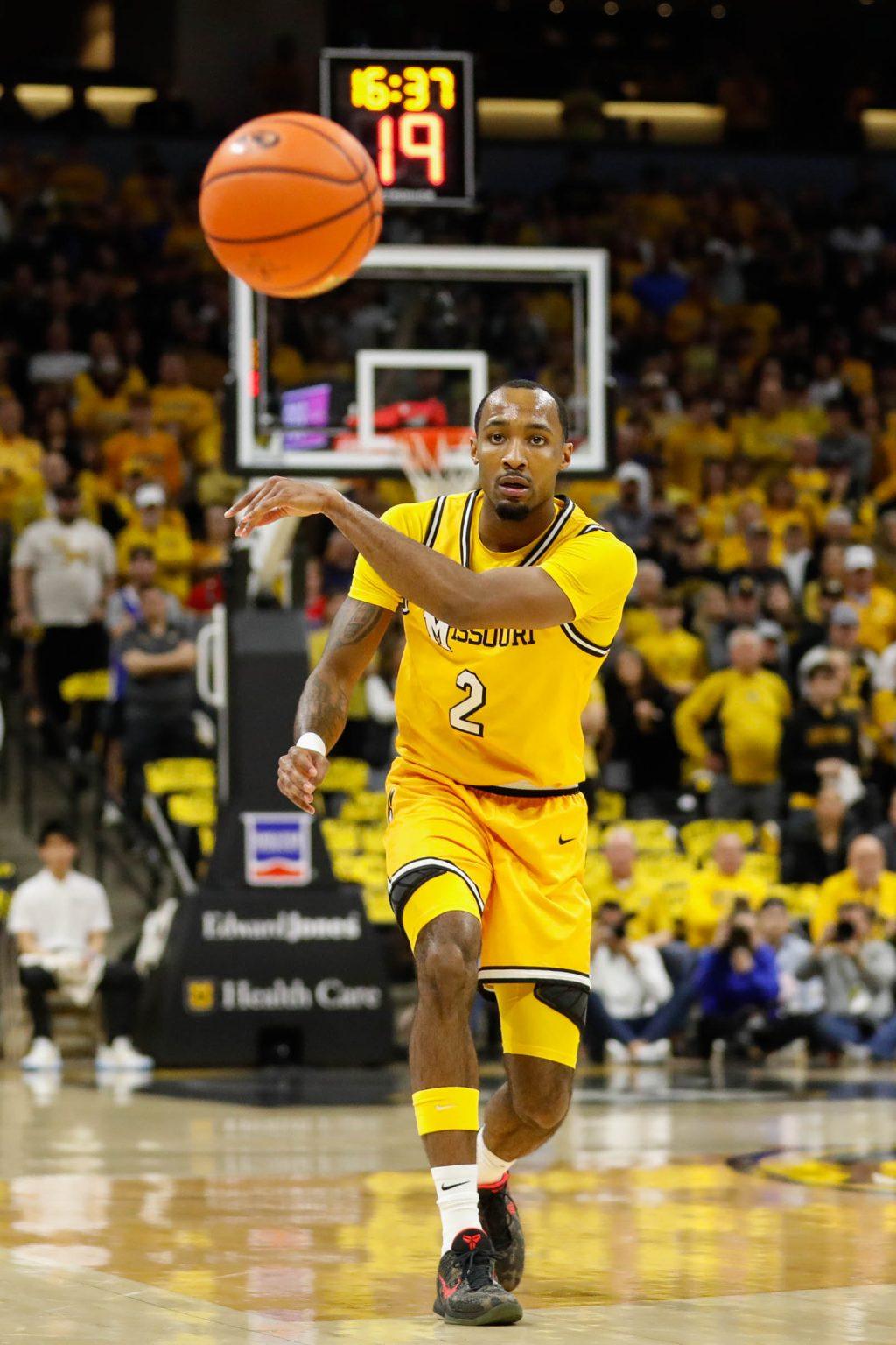 A Missouri player passing the ball to his teammate.